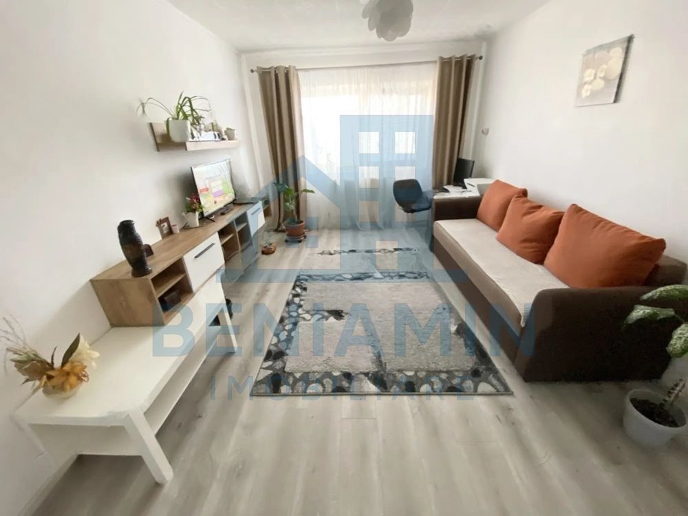 Apartament 3 camere Decomandate-Florilor-Etaj 3-Suprafata 74mp-Liber - Poză 1