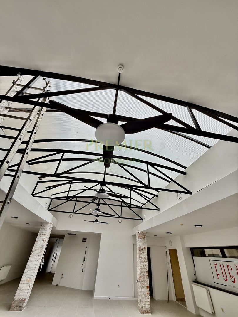Spațiu comercial renovat, cameră mare și tavan retractabil - Poză 1