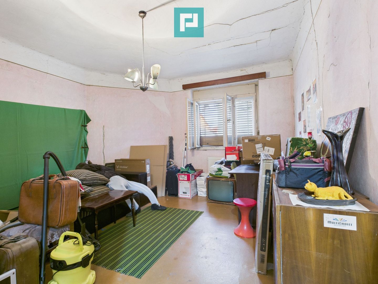 Casă cu 8 camere de renovat în Pârneava - Poză 12