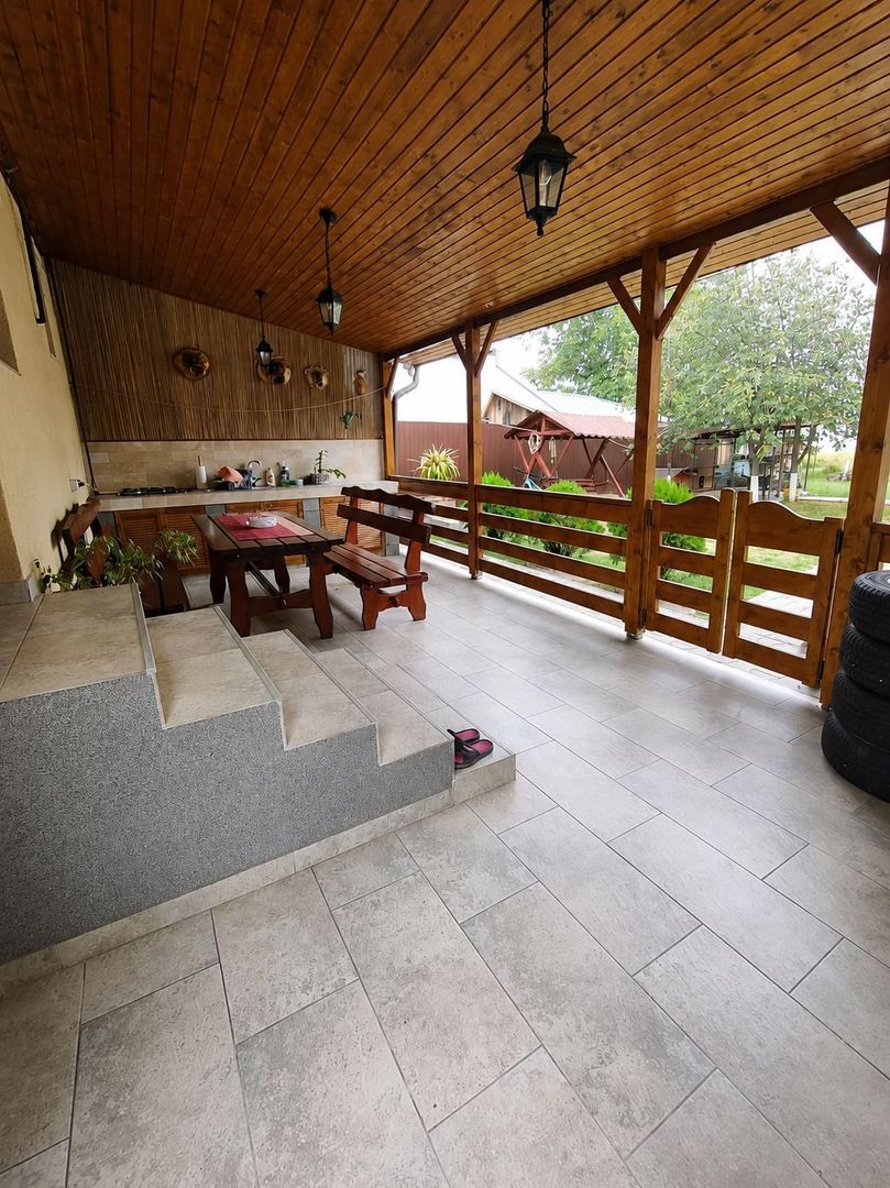 Proprietate cu două locuințe, garaj încălzit, foișor, 600 mp in Ernei - Poză 8