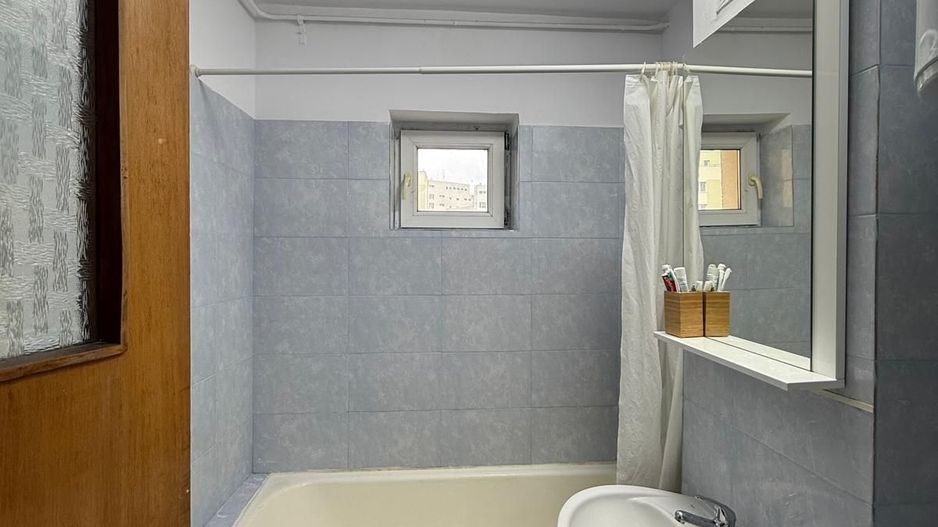 De vânzare 4 camere, spațios, 2 băi, 2 balcoane, lângă Mega Mall - Poză 9