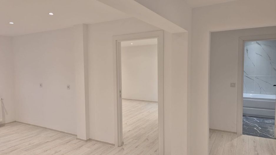 BRASADAS vinde ap 4 cam etaj 3/4 in Micro 16. - Poză 1