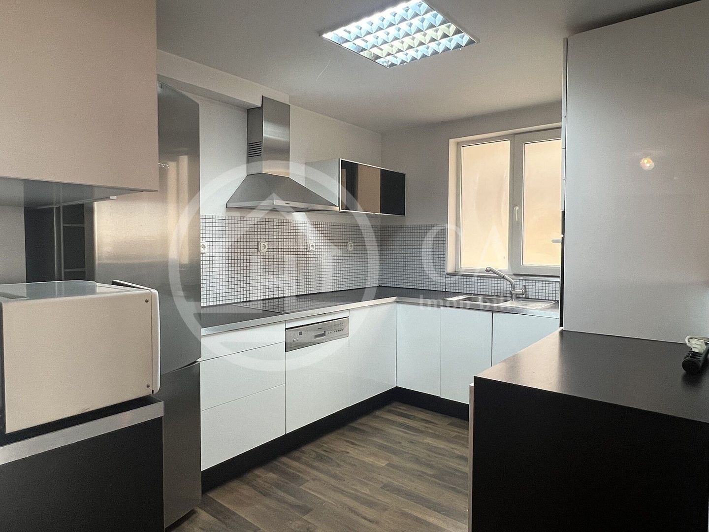 Apartament cu 3 camere de inchiriat in zona Rogerius Oradea - Poză 3