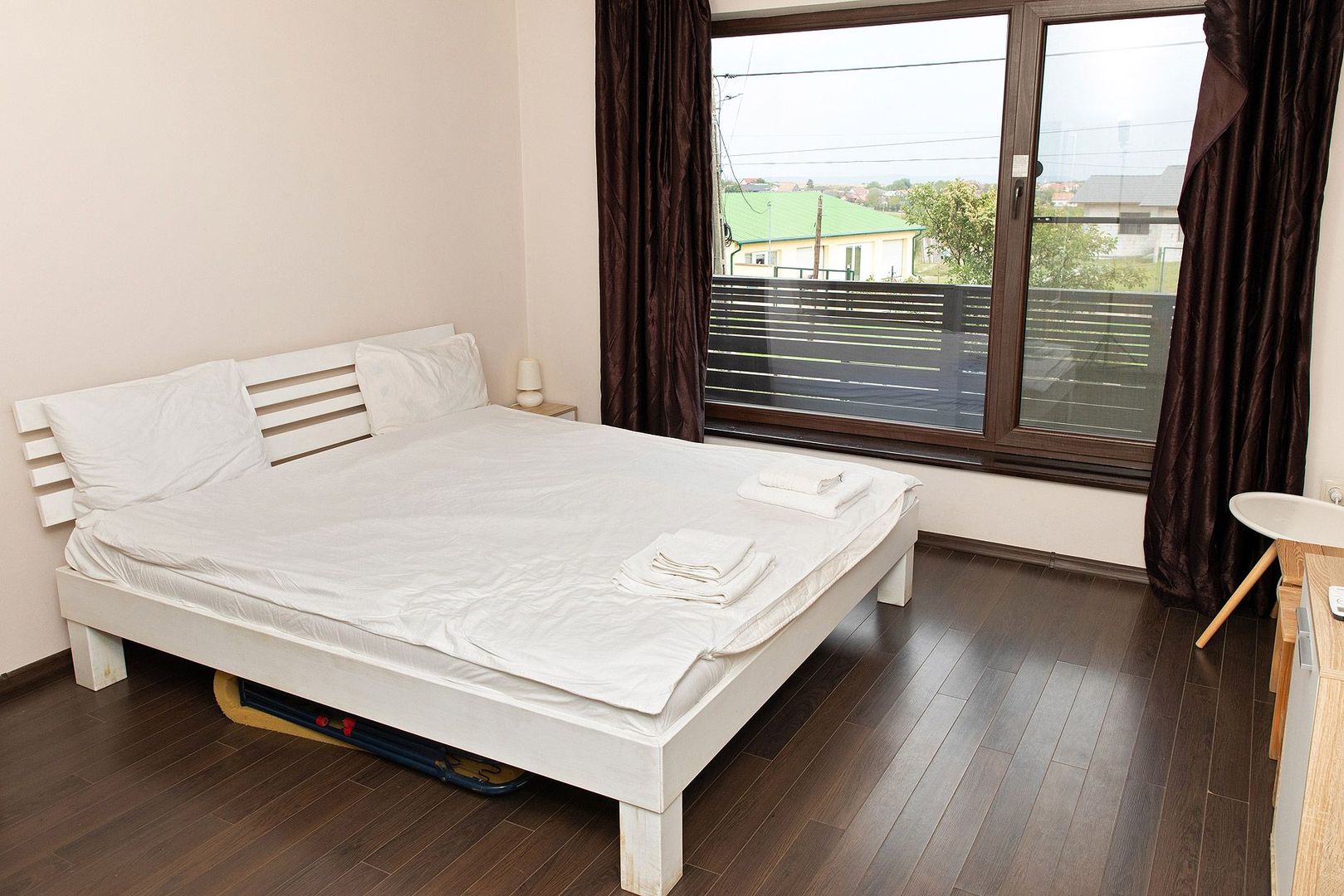 Vilă cu 5 dormitoare, 4 băi, 2 248mp teren, piscină. Preț: 229 000 Eur - Poză 34