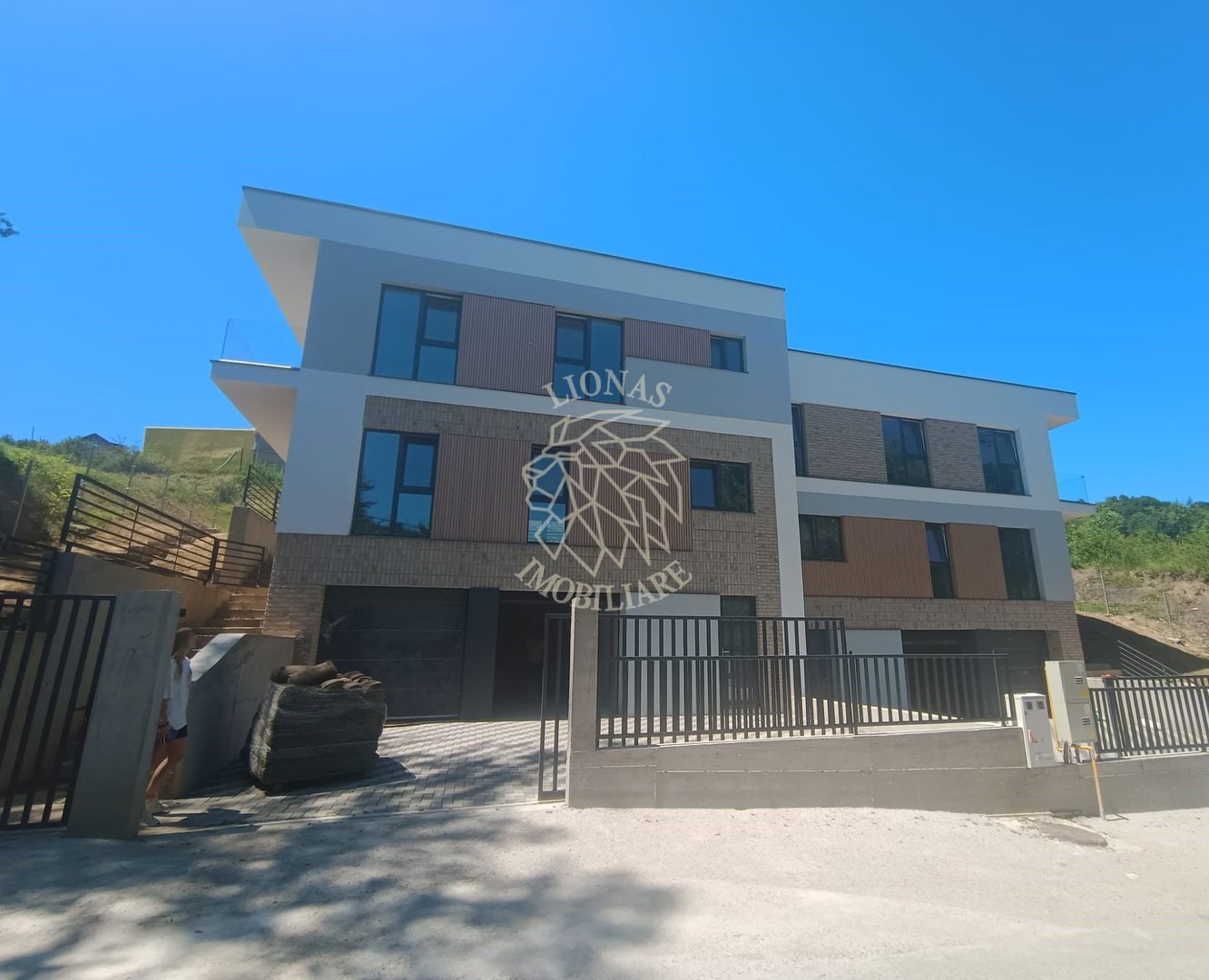 2 Case in Duplex 4 camere 125 mp-curte-terasa 37 mp -garaj-Tauti - Poză 2