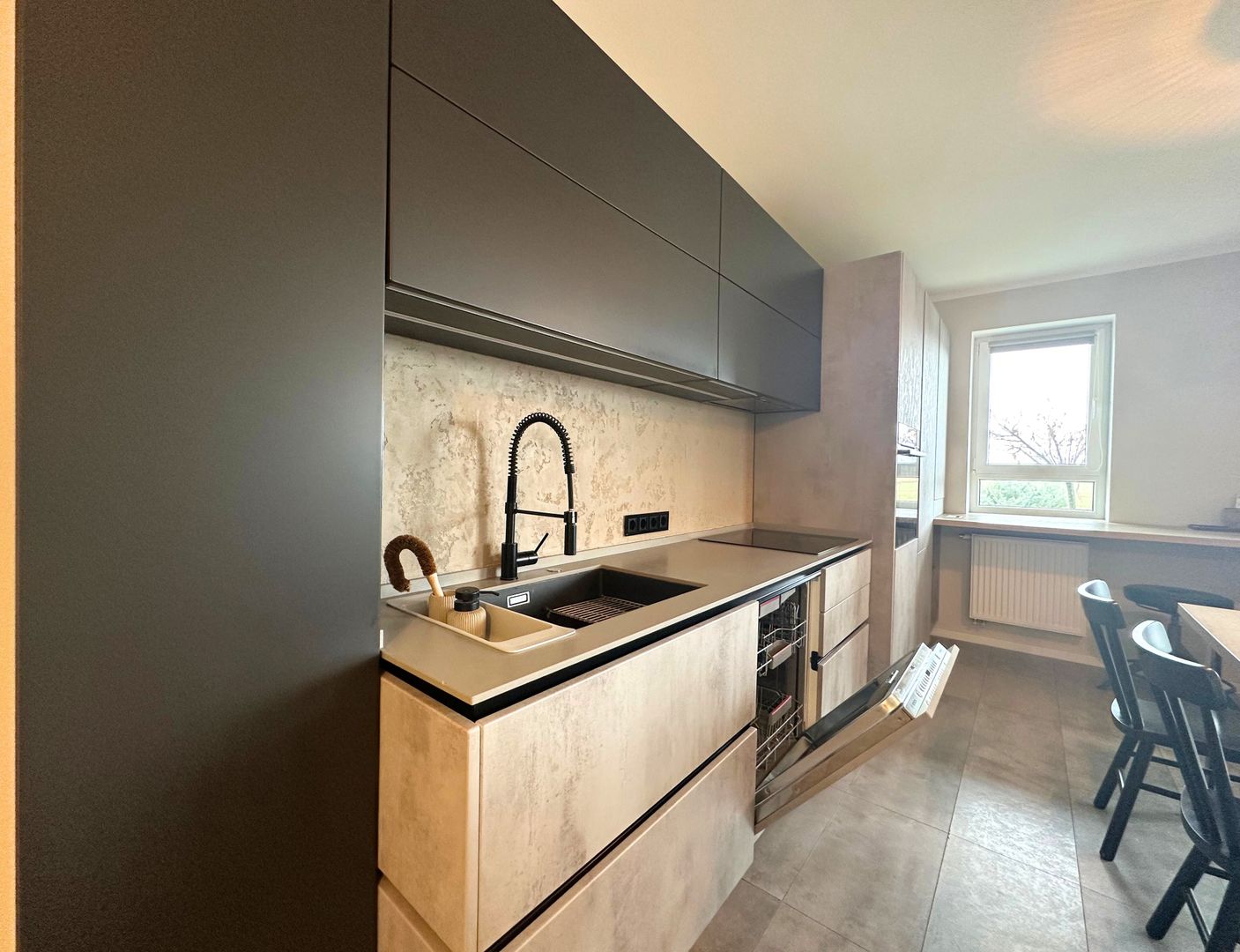 Apartament 2,5 camere chic cu grădină balcon vitrat și mobilier premium - Poză 11