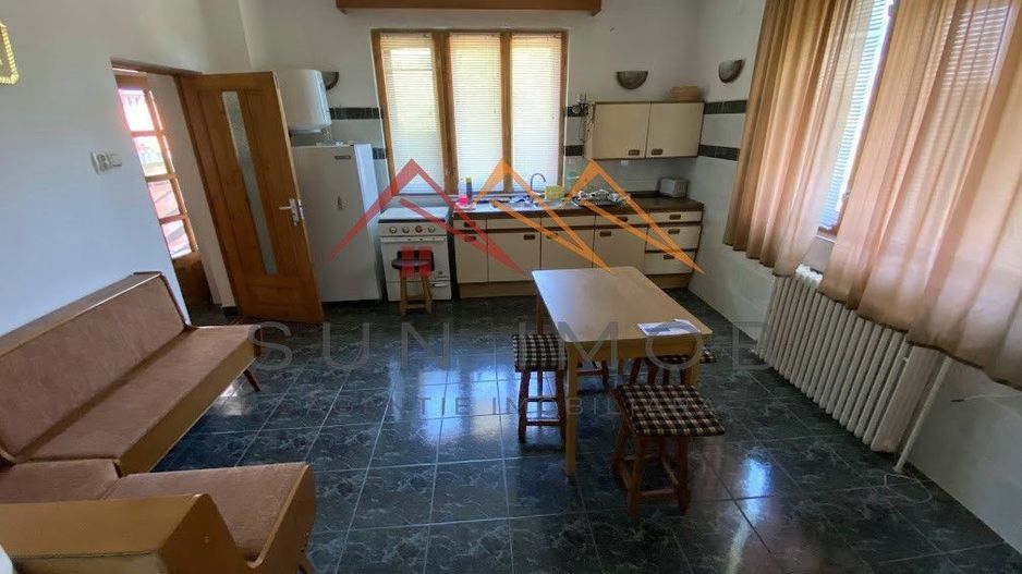 Vila de vanzare, teren 3100 mp, 7 camere, 6 grupuri sanitare, 3 CT, an 1997 - Poză 9