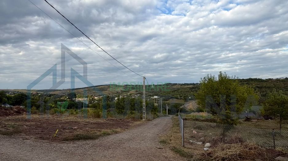 Teren intravilan de 882 mp în Sorogari, comuna Aroneanu, cu vedere spre lacurile Dorobanț și Aroneanu - Poză 2