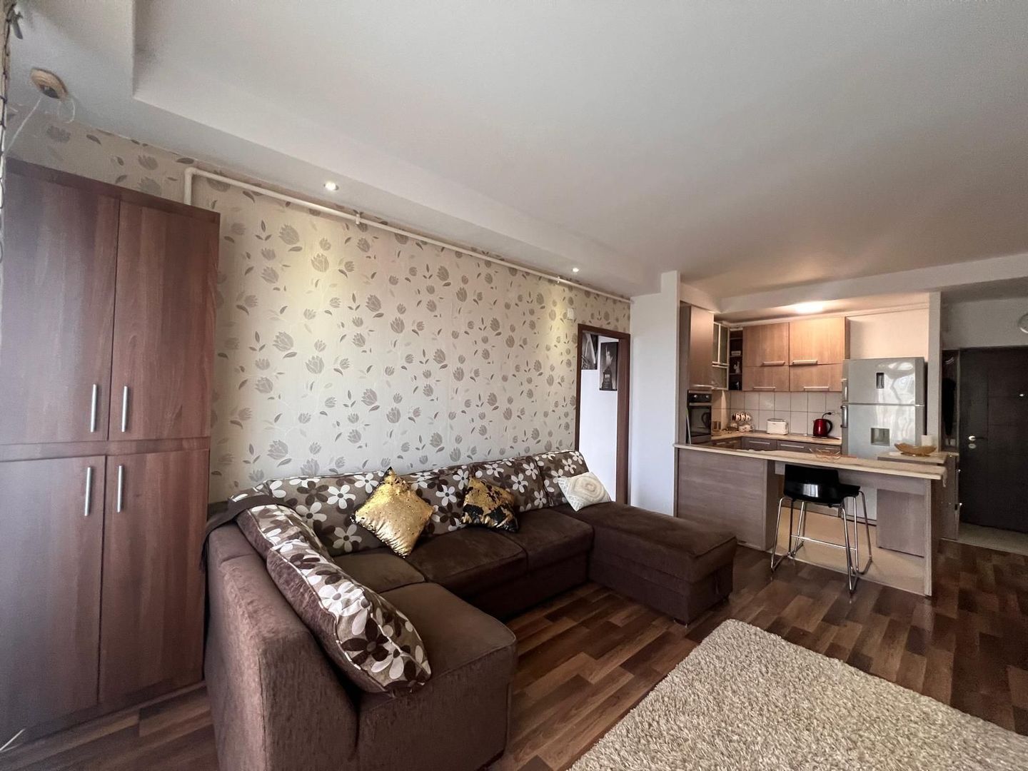 Apartament cu 3 camere de inchiriat Cosmopolis - Poză 2