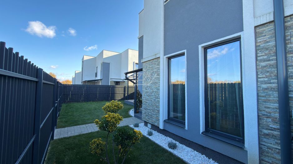 Casa moderna si cocheta. Locatie excelenta. Curte amenajata. Loc de parcare. - Poză 31
