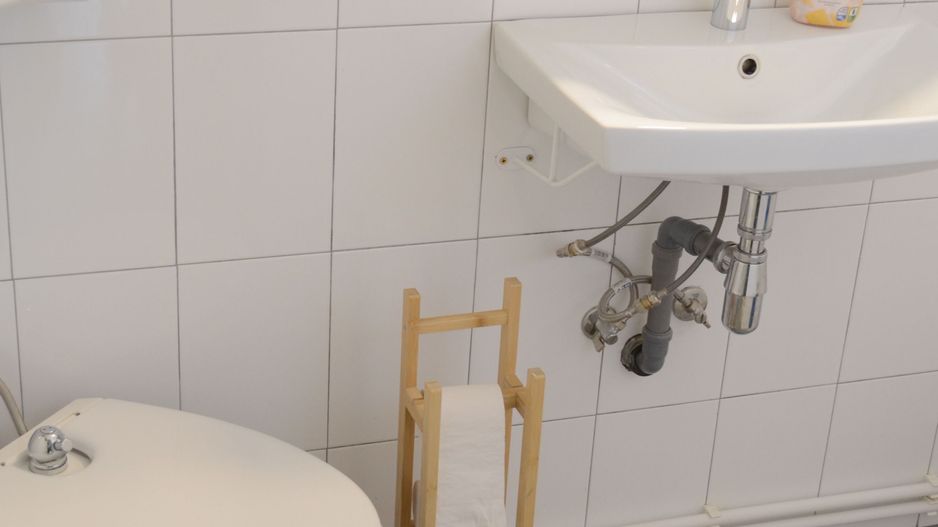 Casa renovata la tara complet mobilata si utilata - Poză 12