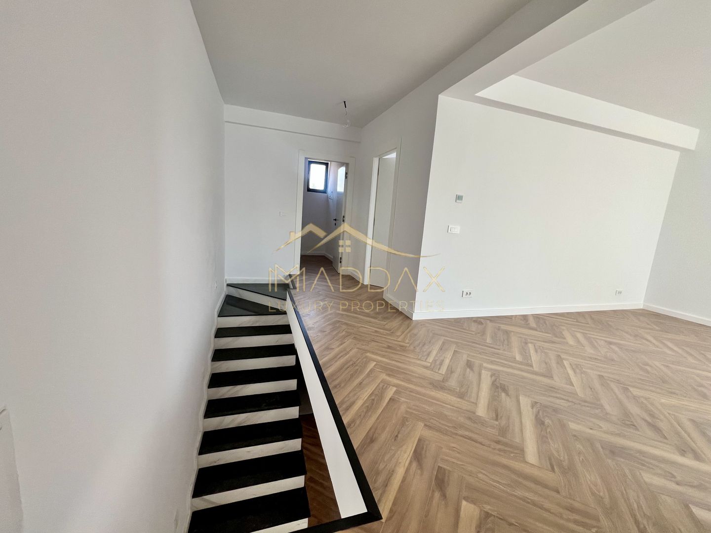 Vilă **6 camere  **451mp // Zona Iancu Nicolae - Poză 24