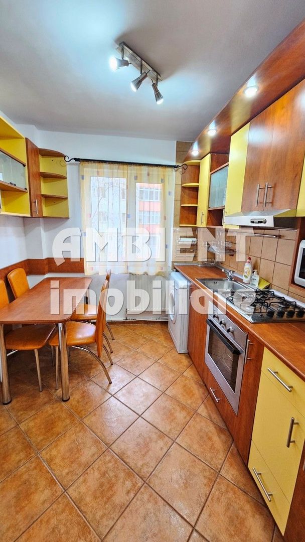 Apartament cu 3 camere, etaj 1, zona CENTRU; - Poză 2