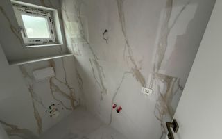 Carport. Toate utilitatile. In vatra veche la asfalt. - Poză 11
