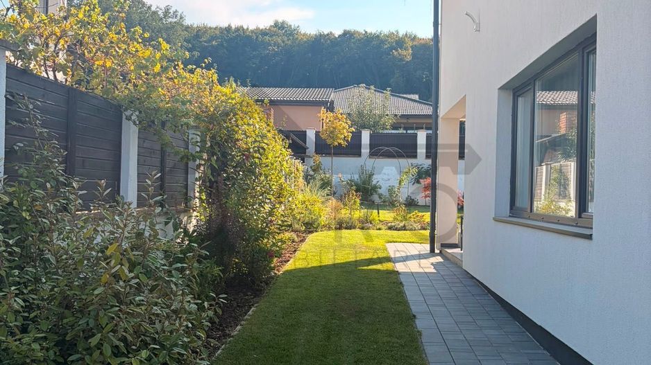 Acasă, aproape de pădure — casă cu grădină în stil britanic, de vânzare în Corunca - Poză 1