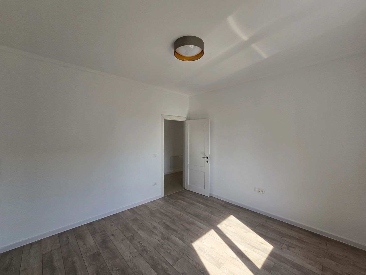 Apartament 3 camere, Zona Torontalui, Nemobilat, Bloc Nou, Loc de parcare inclus - Poză 3