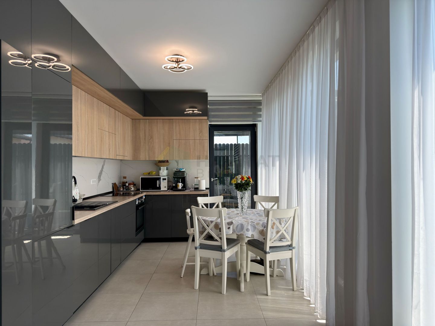 Casa pe parter cu 3 camere | Tunari | Mobilata si utilata - Poză 11