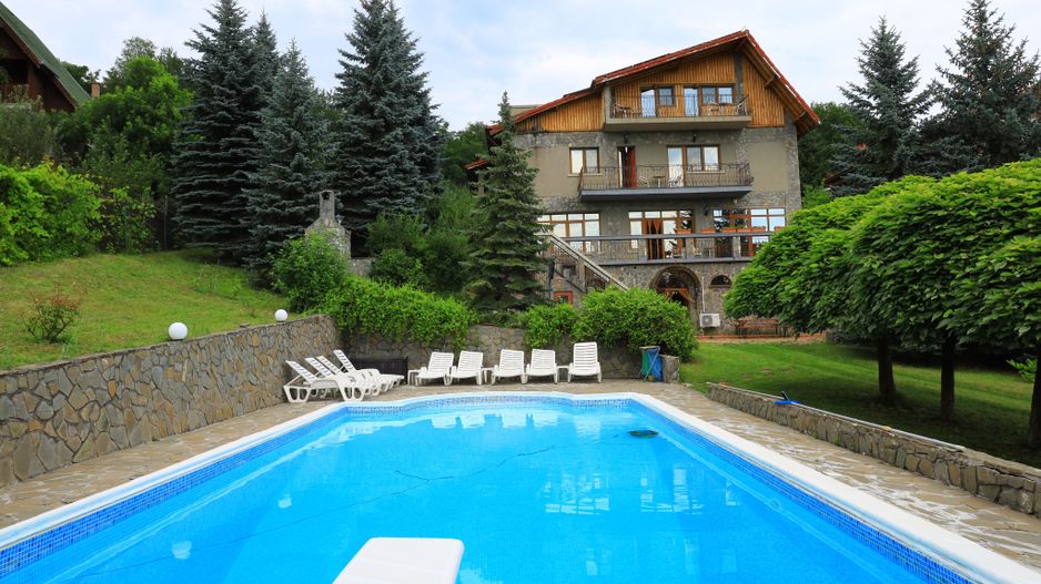Casă Vilă cu 9 camere și piscină încălzită în localitatea Cornu - Poză 2