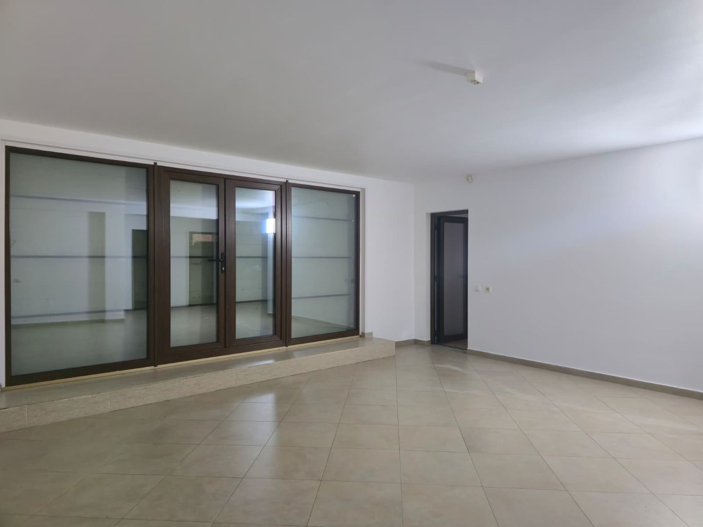 9 camere, 5 bai, spatiu hobby, gradina, garaj,locatie buna - Poză 15