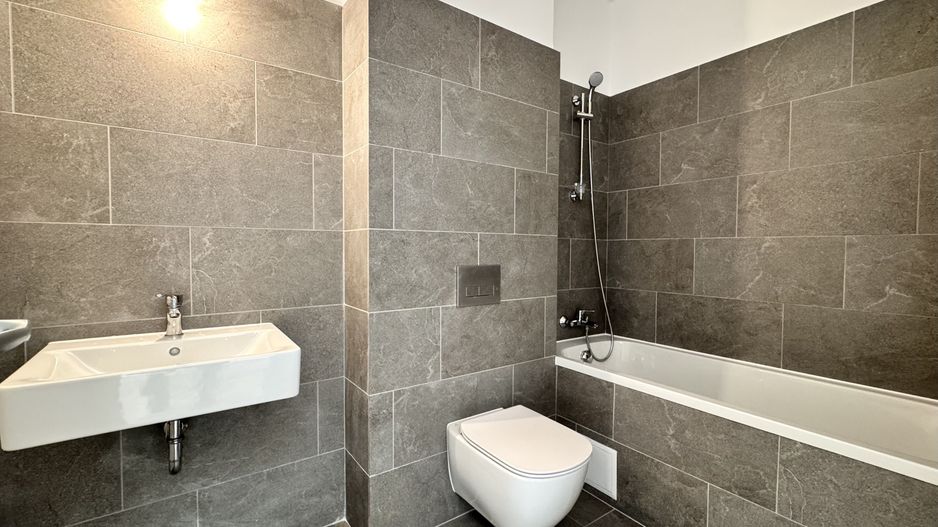 3 camere. Dormitor matrimonial cu baie en-suite. 83 mp Utili. - Poză 8