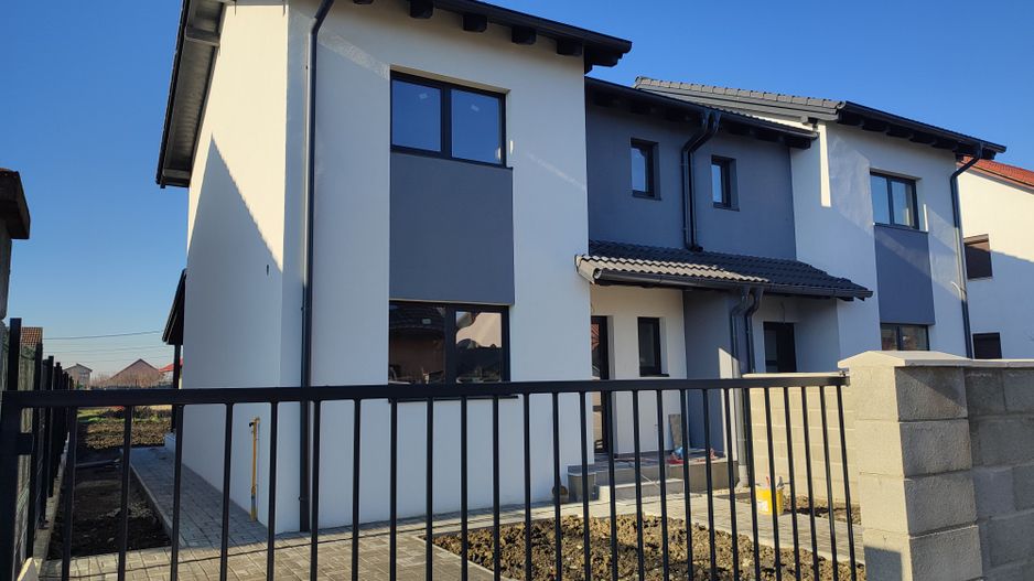 Sacalaz, 1/2 Duplex pe Etaj, 4 Camere,2 Bai,Terasa Acoperita - Poză 2