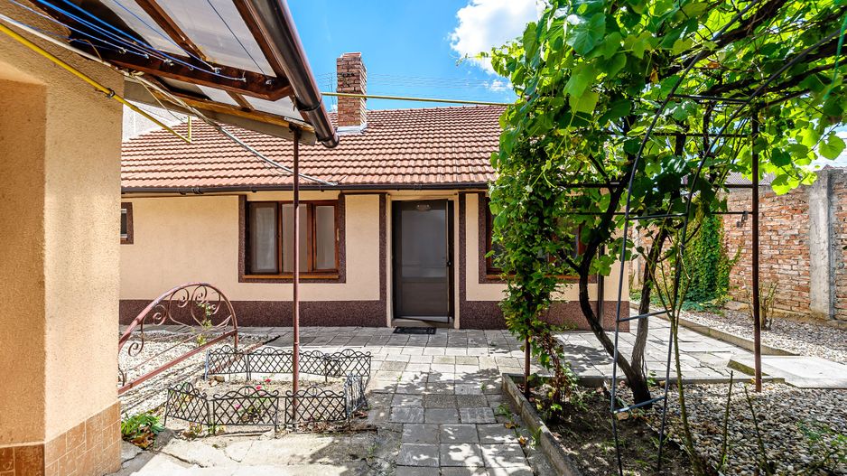 Vandut Casa cu teren generos la pret de apartament in Gradiste - Poză 2