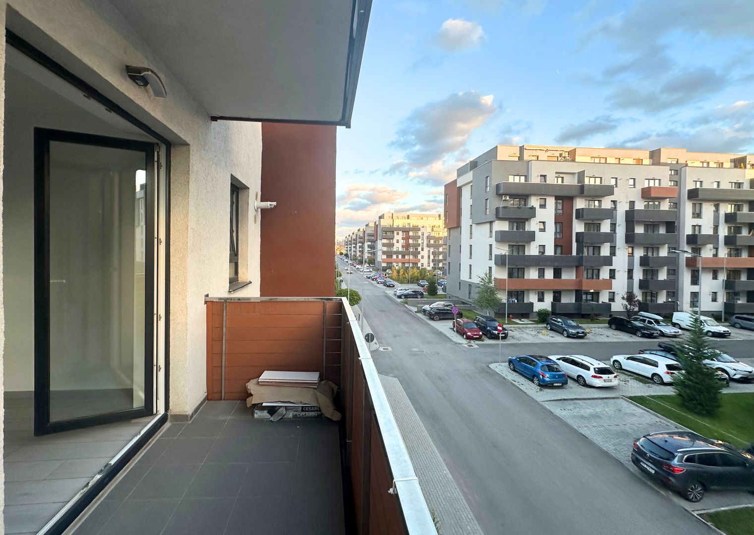 VÂNZARE APARTAMENT 2,5 CAMERE  NOU NELOCUIT - Poză 3