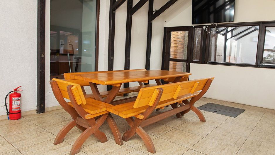 Vilă cu 5 dormitoare, 4 băi, 2 248mp teren, piscină. Preț: 229 000 Eur - Poză 13