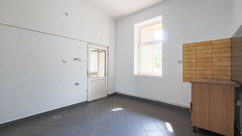 Locație excelentă: Spațiu comercial  Reprezentanță sau Închiriere. - Poză 7