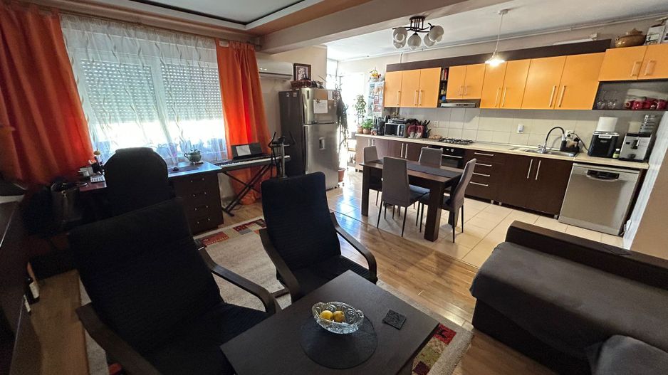 Apartament 3 camere, etaj 1 - zona Cetate - Poză 2