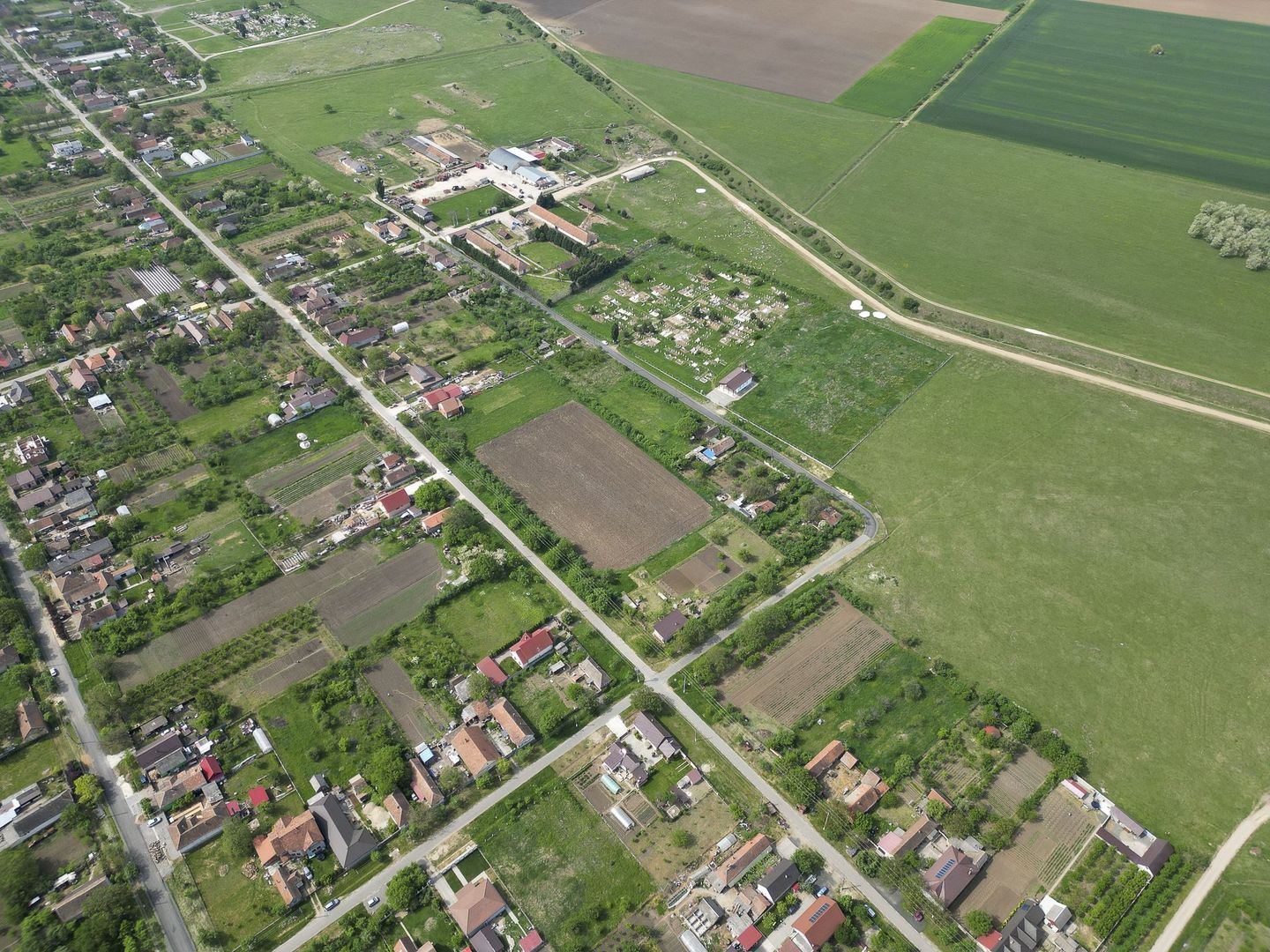 Teren Intravilan de 3,090 mp în Cuvin - Poză 2