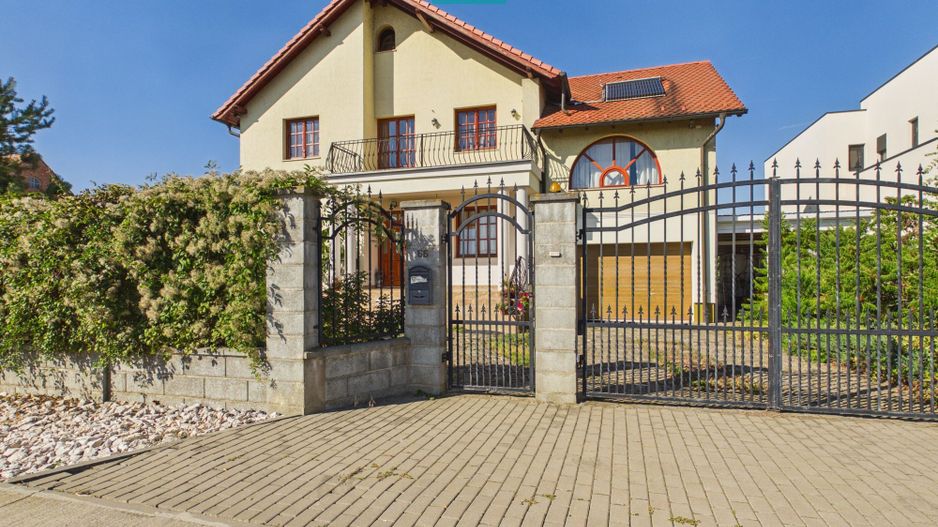Vilă cu arhitectură deosebită în Aradul Nou - Poză 2