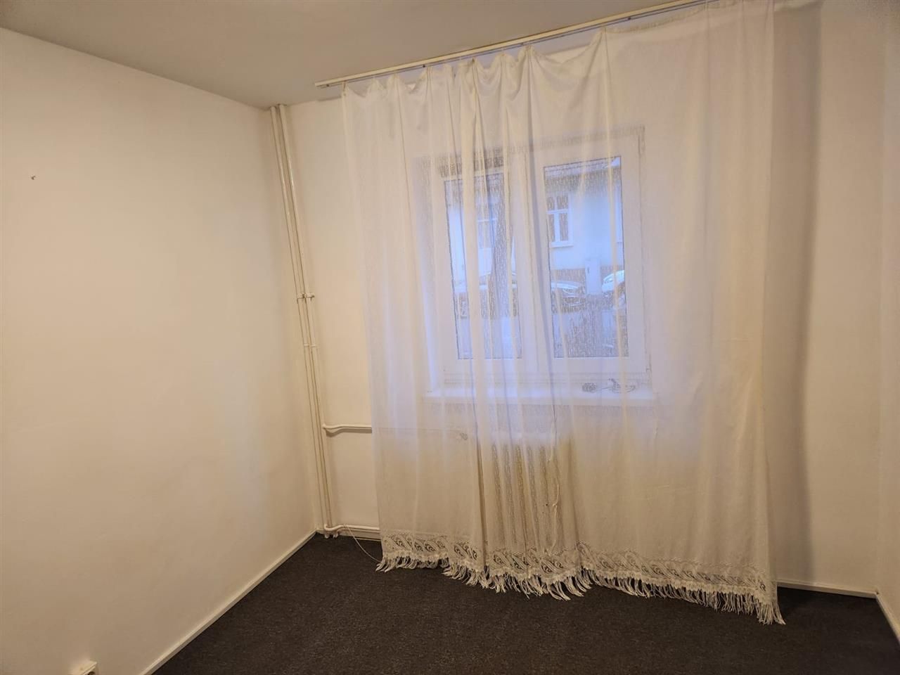 Oportunitate in Centrul Civic: camera la parter cu utilitati si beci - Poză 1