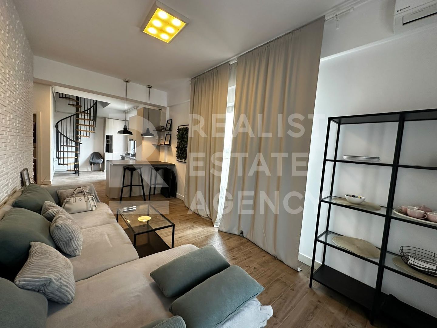 Închiriere, Penthouse cu 2 camere + loc de parcare - Poză 1