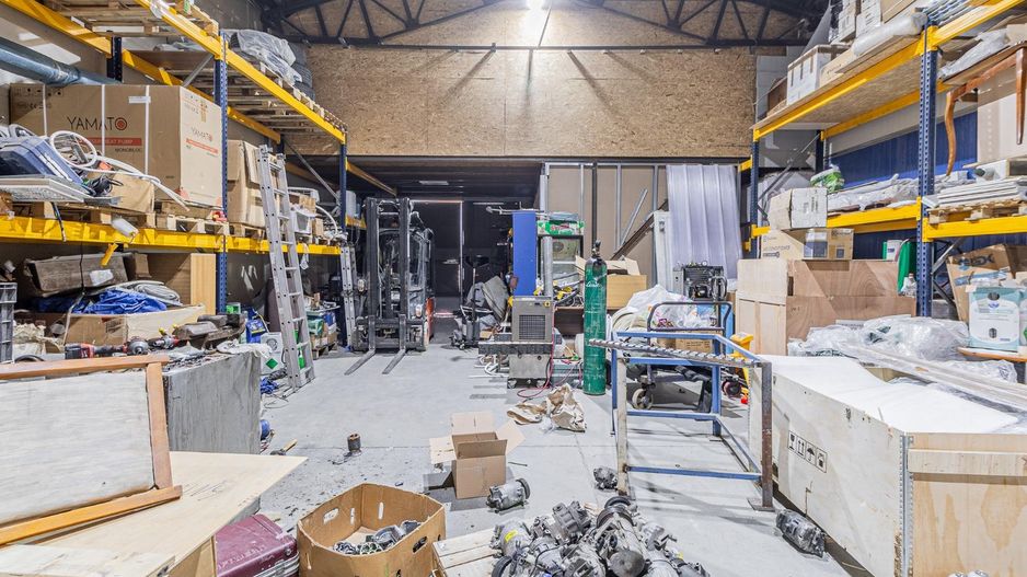Hala + birouri, 3300 mp teren, toate utilitatile - Poză 1