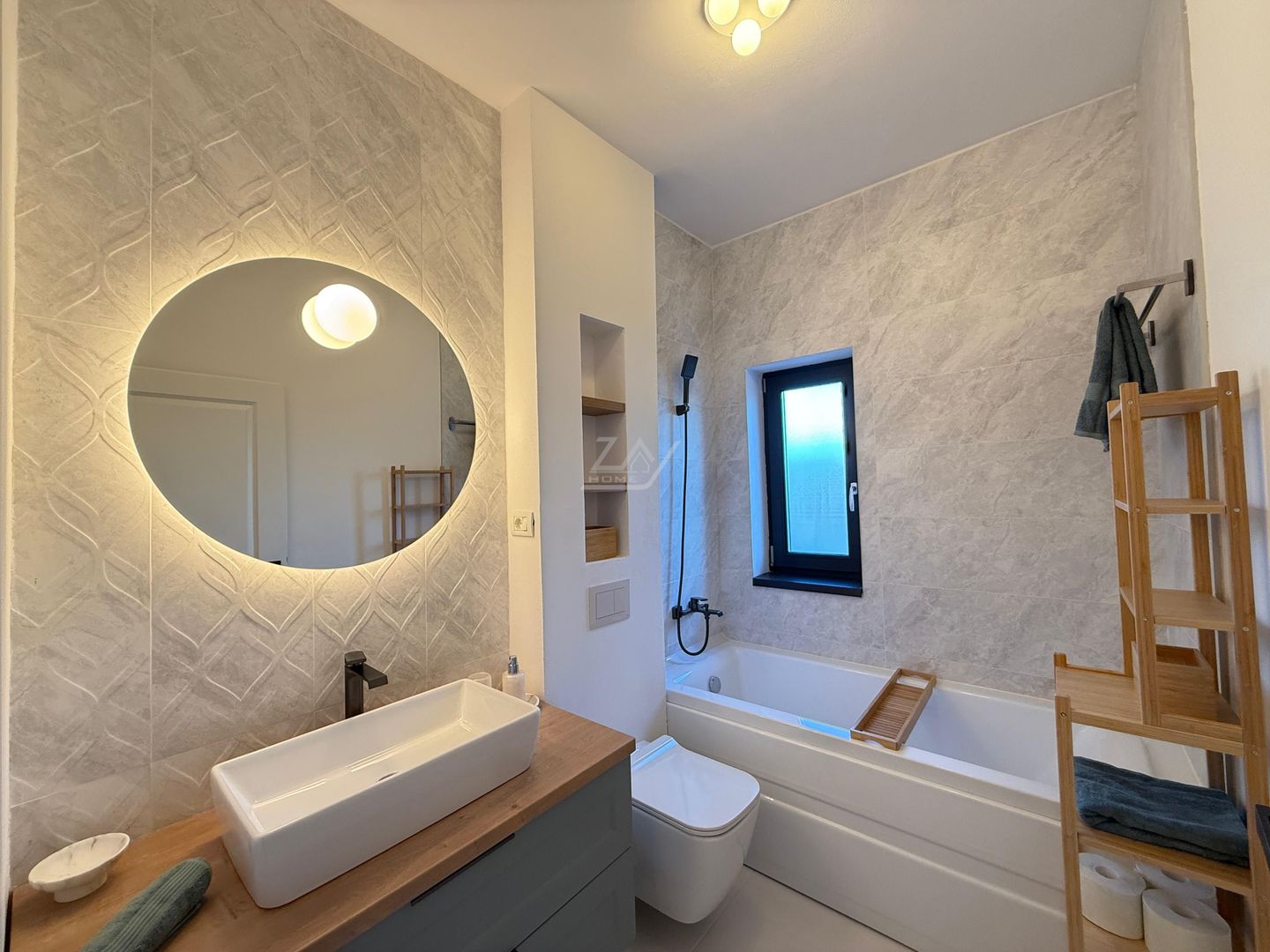 Casa moderna si cocheta. Locatie excelenta. Curte amenajata. Loc de parcare. - Poză 19