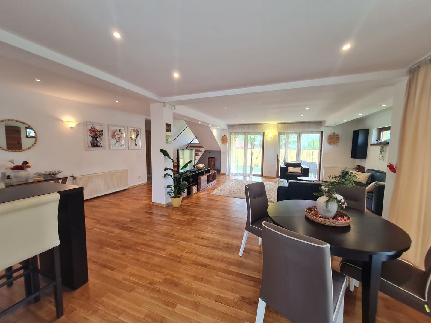 Vila spațioasă și recent renovată în Ghiroda! - Poză 2