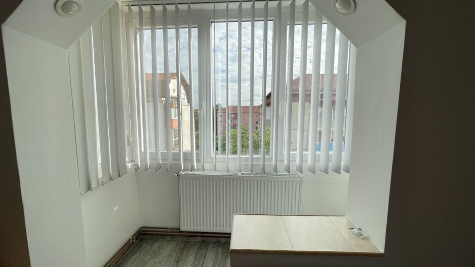 Apartament cu trei camere în bloc izolat -zona Aradului - Poză 1