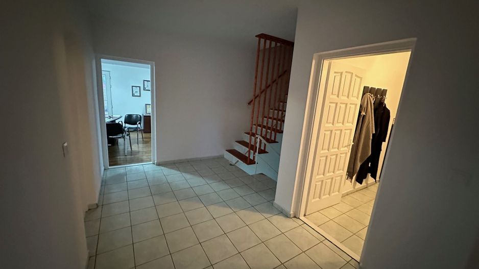 Cladire pretabila spațiu birouri/ clinica - Poză 41