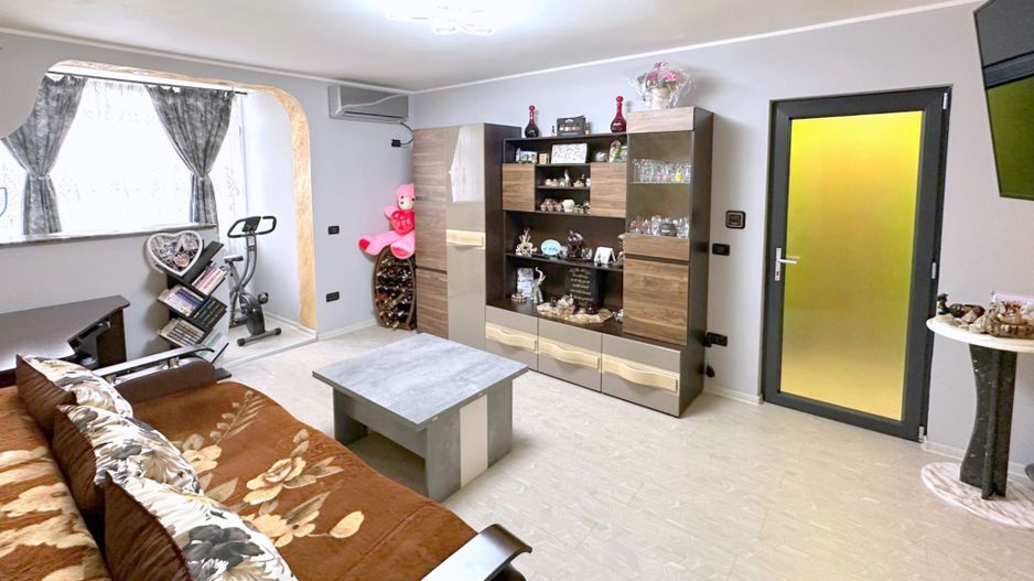 Vanzare - 2 camere, zona Neacsu, Micro 19 - Poză 1