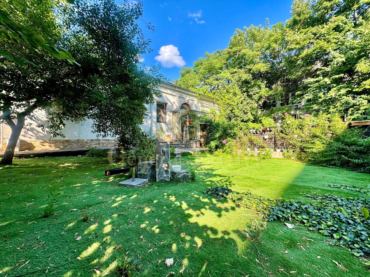 Spre Vânzare Proprietate remarcabilă cu 6 camere în inima Iașului ! - Poză 17