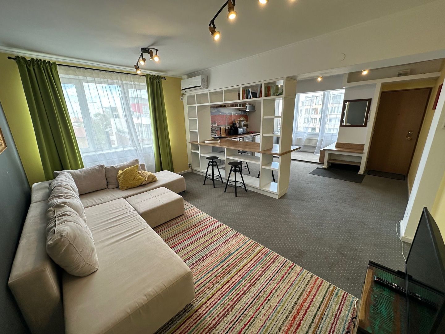 Apartment ultracentral cu 2 camere - Poză 3