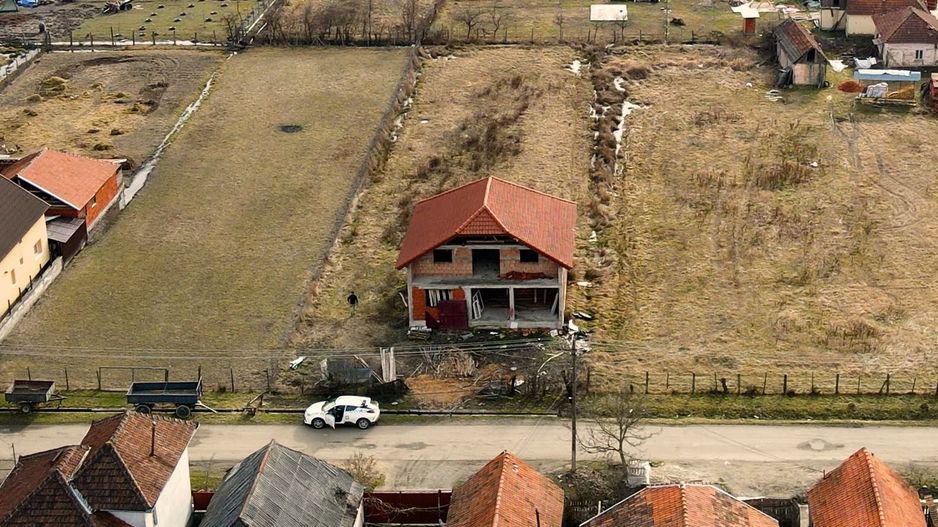 Casă la roșu cu teren Beliu - Poză 1