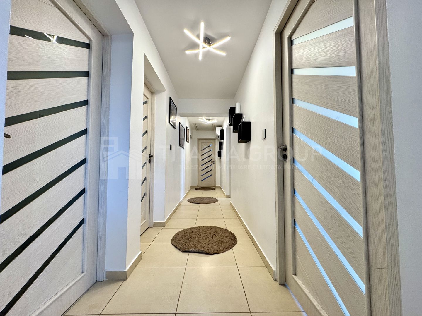 Se vinde “acasa”, 4 camere decomandate, panouri+baterii, teren 397mp,m - Poză 4