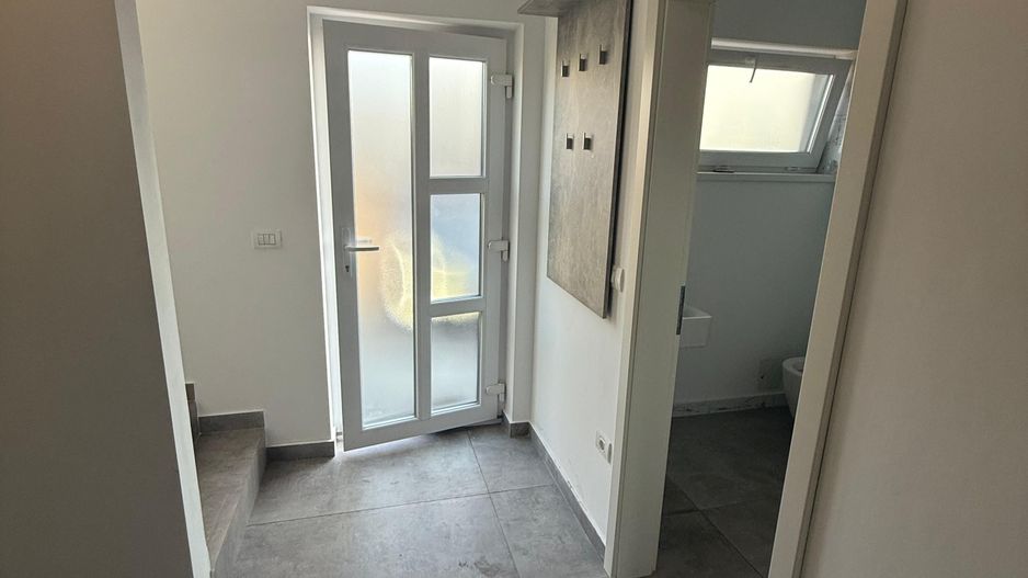 Locuinta cu 3 camere, curte si 2 locuri de parcare - Poză 24