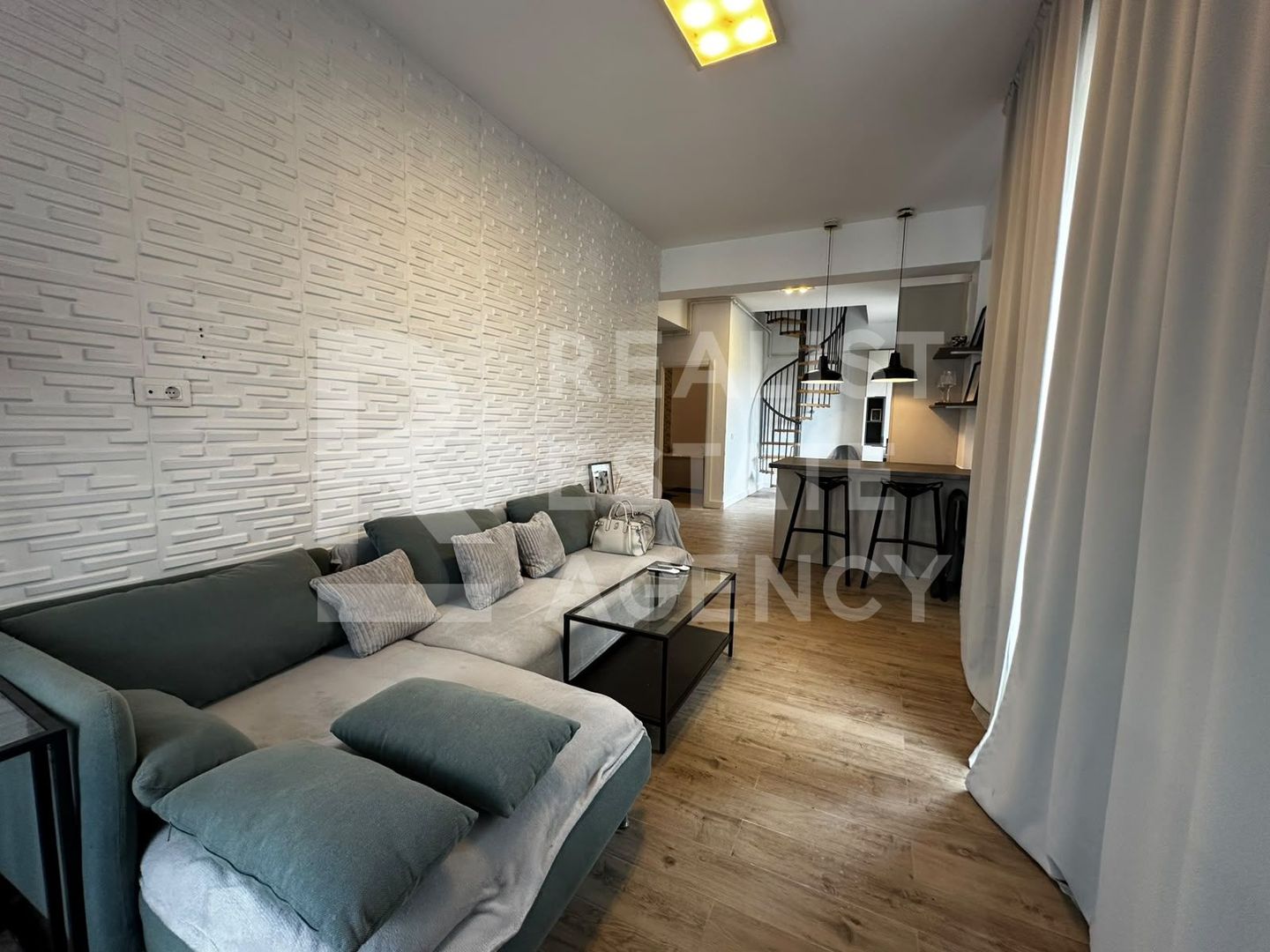 Închiriere, Penthouse cu 2 camere + loc de parcare - Poză 2