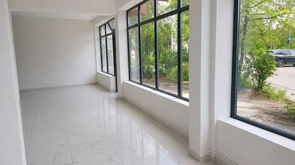 DE INCHIRIAT - renovat - parter si etajul 1 - stradal - Poză 1