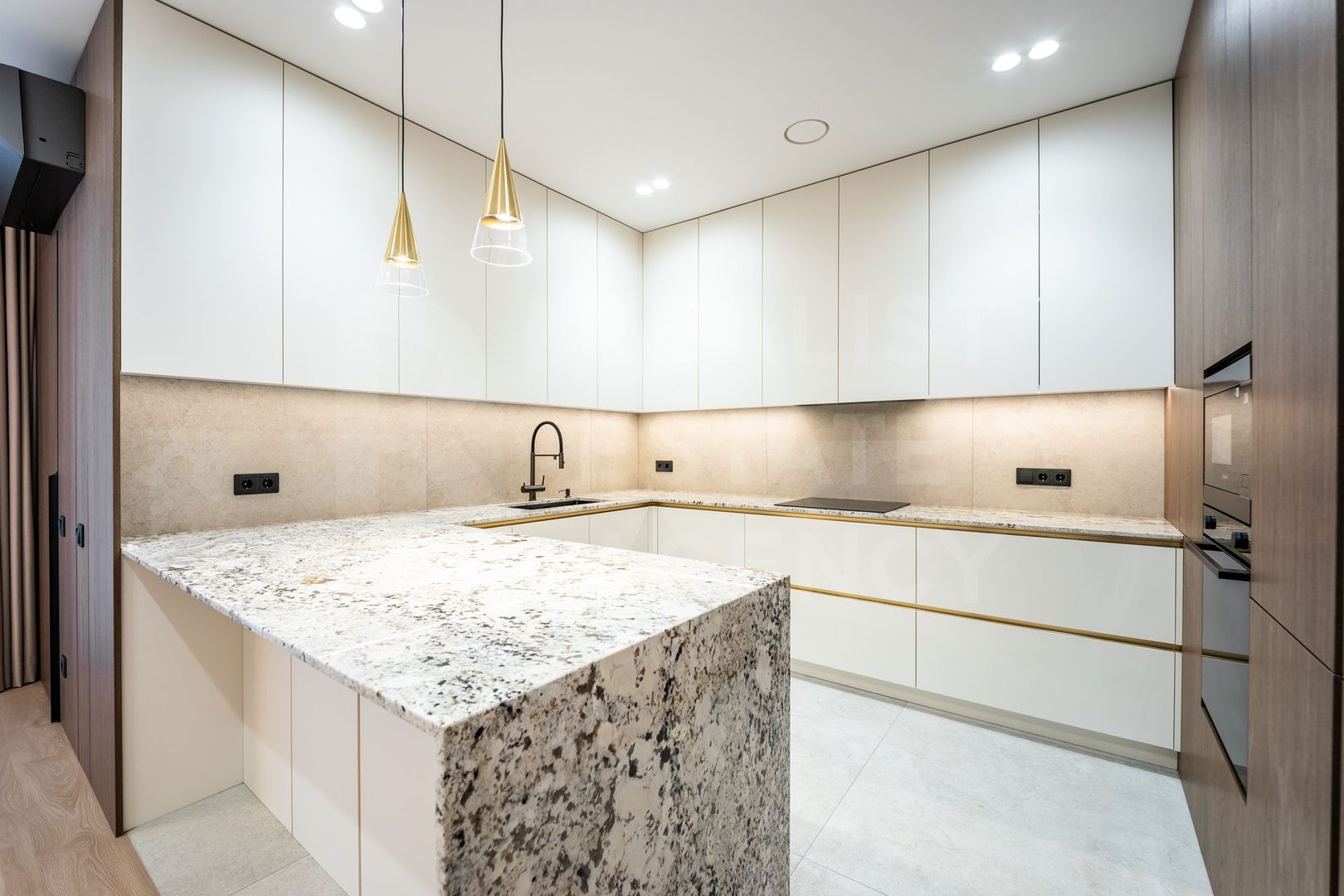 Chirie, apartament, 4 camere, Strada Universității, Centru - Poză 5