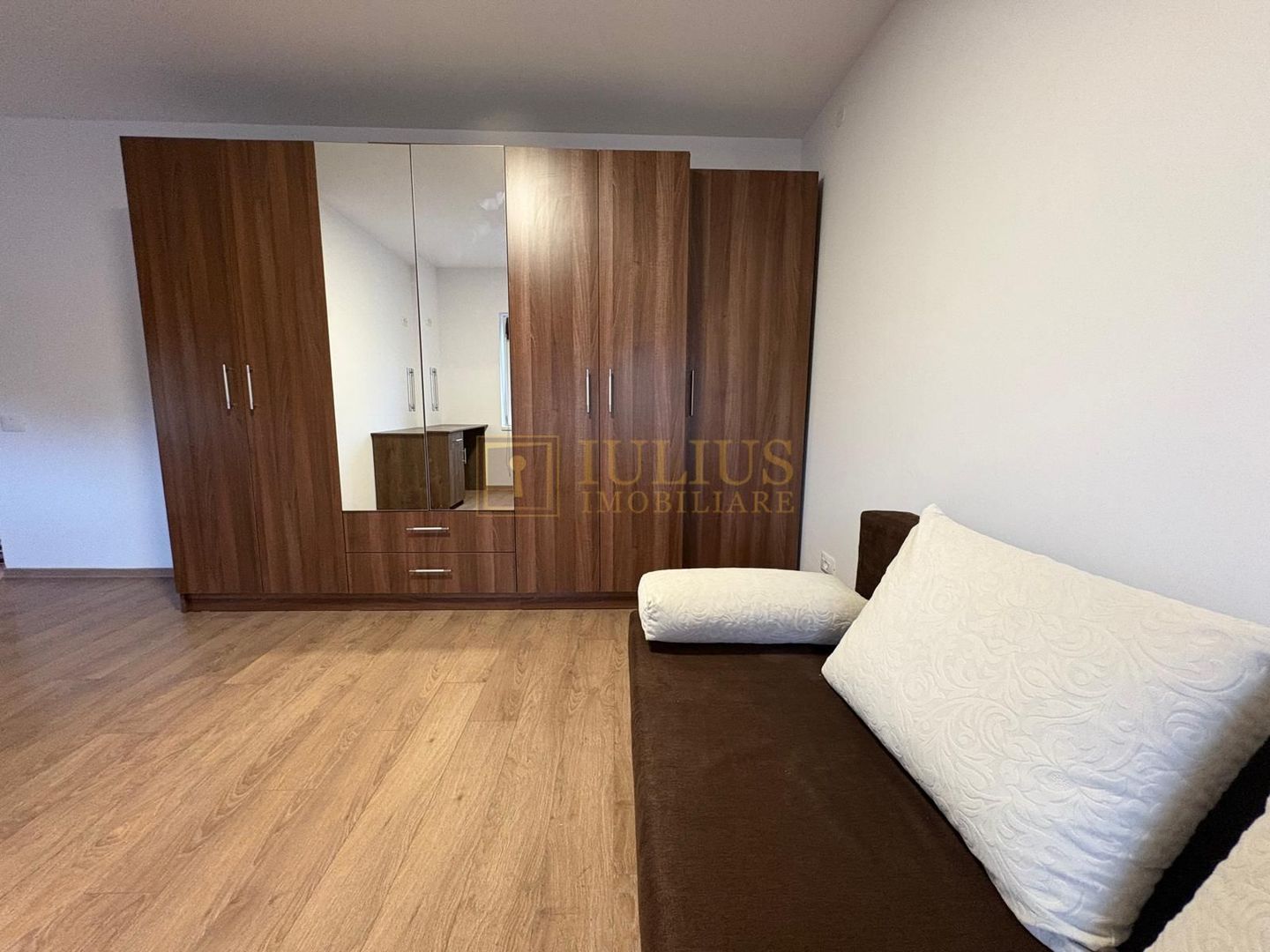 Apartament la curte, 2 băi, loc de parcare, zona linistita, dressing - Poză 8