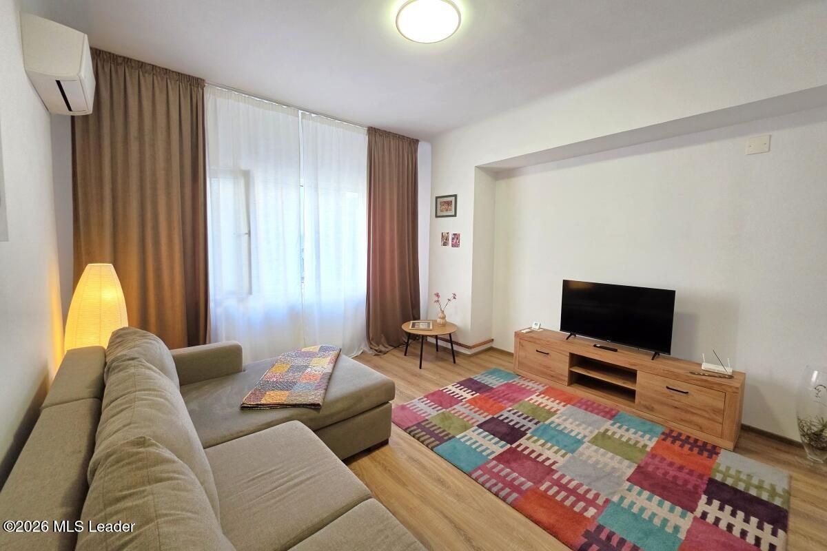 Piata Romana, 4 camere 138 MP total, Etaj 2/9, renovat - utilat, liber - Poză 1